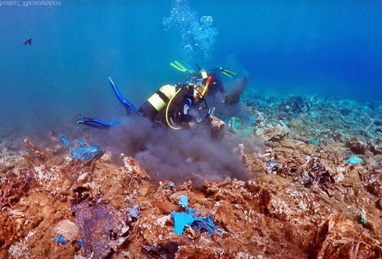 Έχετε δει ποτέ έναν κόλπο γεμάτο «πλαστικά κοράλλια»; – Μια θλιβερή εικόνα στο βυθό της Άνδρου