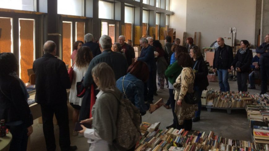 Tageszeitung: Συγκινεί το βιβλιοπωλείο των αστέγων στο κέντρο της Αθήνας