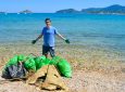 Ο Οδυσσέας βουτά στον βυθό της θάλασσας για σκουπίδια από τα 14 του