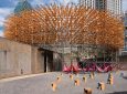 Ένα δάσος από χιλιάδες ξύλινες αιχμές σχηματίζουν ένα περίπτερο που κατασκεύασαν οι Μεξικανοί designers Pedro & Juana
