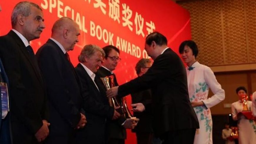 Η Κίνα βραβεύει τον Έλληνα σινολόγο Σωτήρη Χαλικιά
