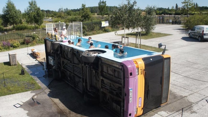 Ένα παλιό λεωφορείο στη Γαλλία μετατρέπεται σε δημόσια πισίνα