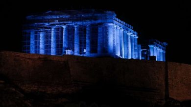 Εντυπωσιακό: Η Ακρόπολη φωτίστηκε στα μπλε – Δείτε το λόγο