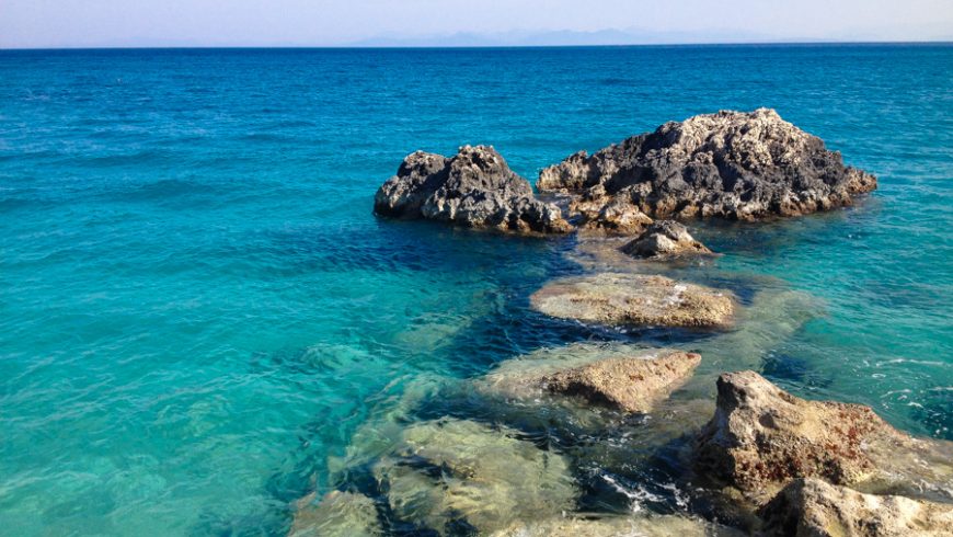 Άγιος Νικήτας: Τα γαλαζοπράσινα νερά της Λευκάδας