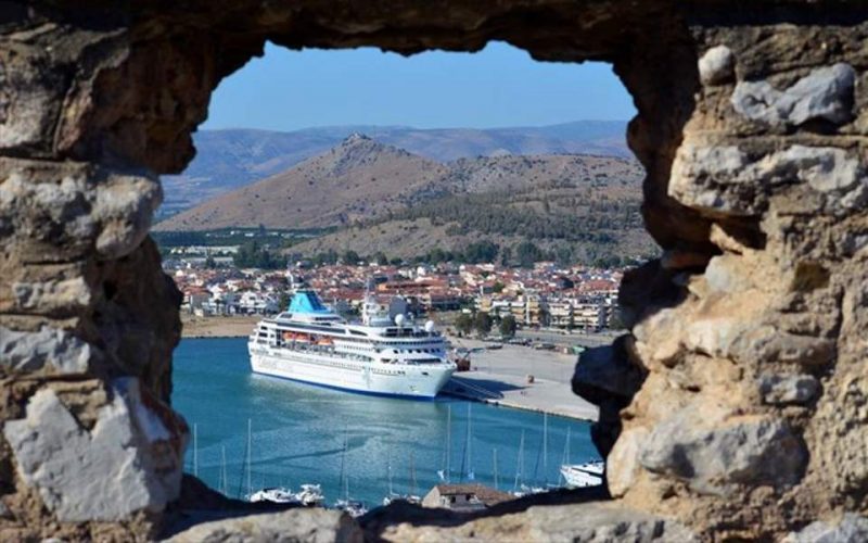 Προς τουριστική περίοδο τριών μηνών – Με υγειονομικό διαβατήριο οι τουρίστες στην Ελλάδα