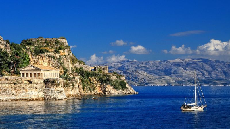 Daily Mail: Ελπίδα για διακοπές χωρίς 14ήμερη καραντίνα στην Ελλάδα!