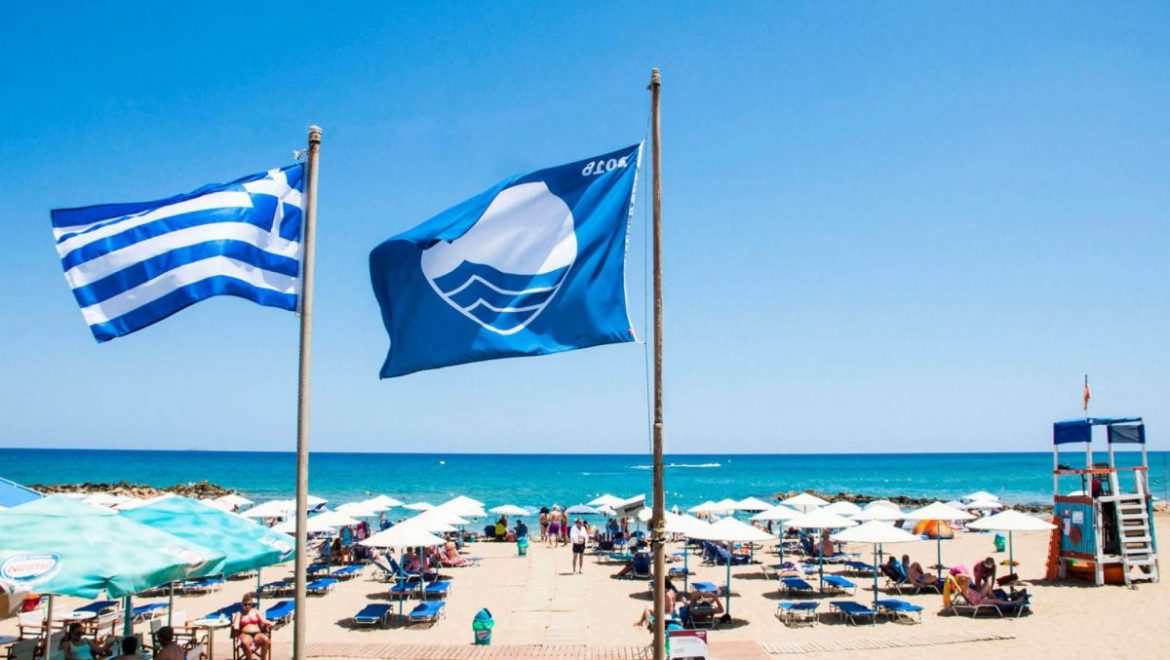 Γαλάζιες σημαίες 2020: 2η παγκοσμίως η Ελλάδα – Η λίστα με τις βραβευμένες παραλίες και μαρίνες