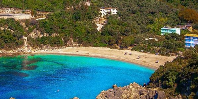 7 παραλίες όνειρο, στην ηπειρωτική Ελλάδα – Σε μεταφέρουν αλλού, σαν να βρίσκεσαι σε νησί