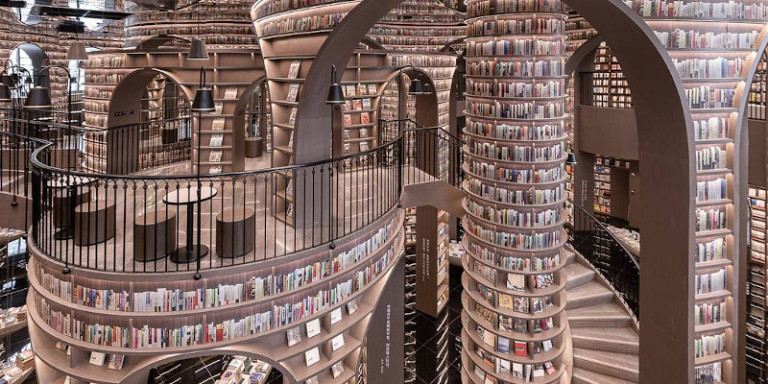 Ένα σουρεάλ βιβλιοπωλείο στην Κίνα