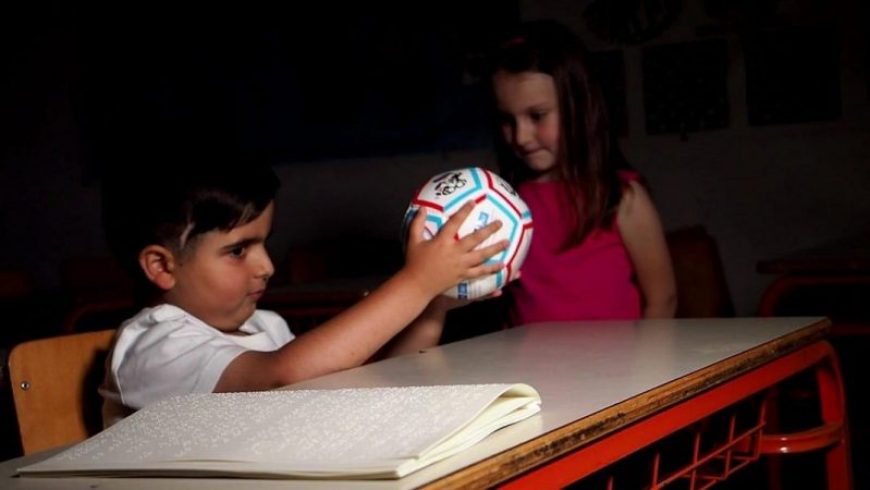 Ο Ηλίας Μάστορας θέλει κάθε τυφλό παιδί στον κόσμο να μπορεί να παίξει ποδόσφαιρο