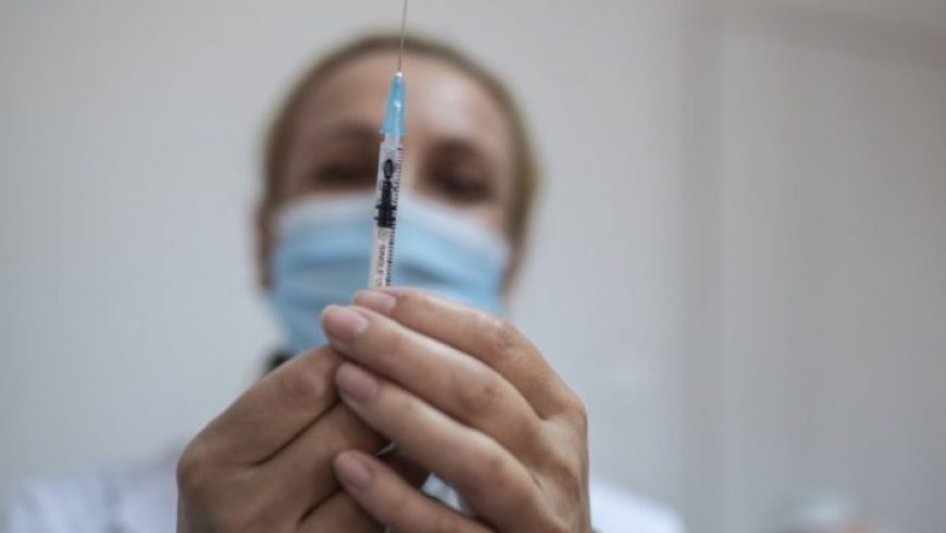 Εμβολιασμοί: Ανοίγει σήμερα η πλατφόρμα για τις ηλικίες 70-74 – Πόσοι πολίτες έχουν εμβολιαστεί στα μεγάλα αστικά κέντρα