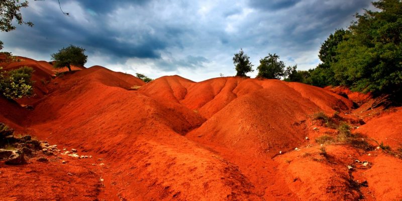 Κοκκινοπηλός: Ενα instagramικό σκηνικό στην Πρέβεζα – Κατακόκκινοι λόφοι, σαν να είσαι στον Αρη