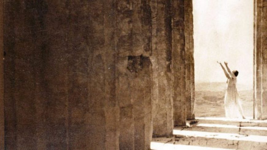 Ένας αιώνας από τη στιγμή που η θρυλική Ισιδώρα Ντάνκαν φωτογραφήθηκε, όπως κανένας πριν, στην Ακρόπολη – Εμβληματικές εικόνες