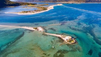 Λευκάδα: Πετώντας πάνω από το νησάκι του Σικελιανού που θυμίζει εξωτικό προορισμό