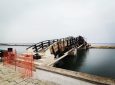 Δήμος Λευκάδας: Εργασίες συντήρησης της ξύλινης πεζογέφυρας στη δυτική παραλία