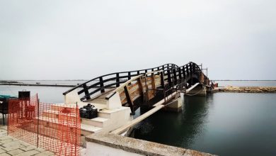 Δήμος Λευκάδας: Εργασίες συντήρησης της ξύλινης πεζογέφυρας στη δυτική παραλία