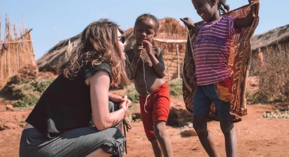 Η Ελένη σου δείχνει το νόημα της ζωής με τα ταξίδια της στην Αφρική.