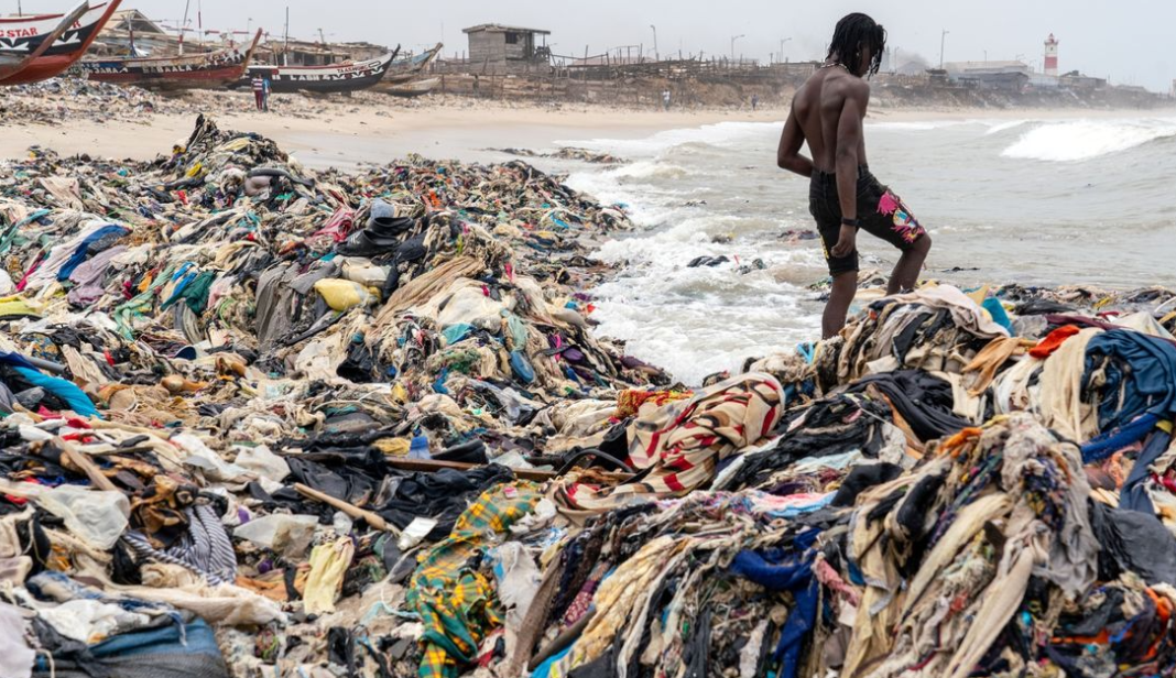 Συγκλονιστικές φωτογραφίες: Η «γρήγορη μόδα» μολύνει τις αφρικανικές ακτές