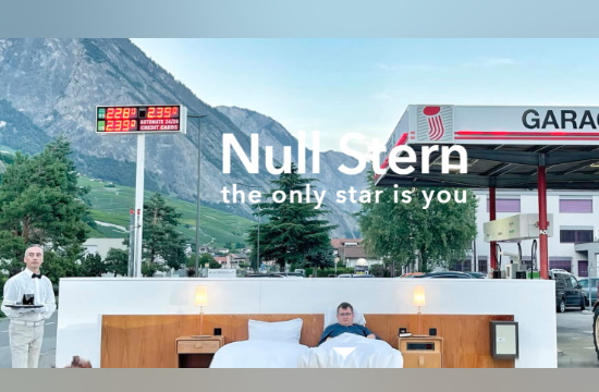 «Ξενοδοχείο Μηδέν Αστέρων» με μπάτλερ για… άυπνους – «Μην κοιμηθείτε, σκεφτείτε τις κρίσεις στον κόσμο»