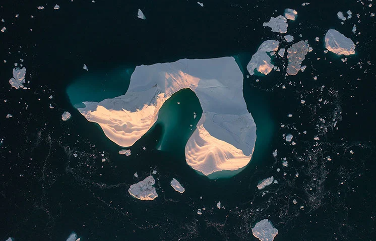 Καθηλωτικά εναέρια βίντεο από τα παγόβουνα της Γροιλανδίας