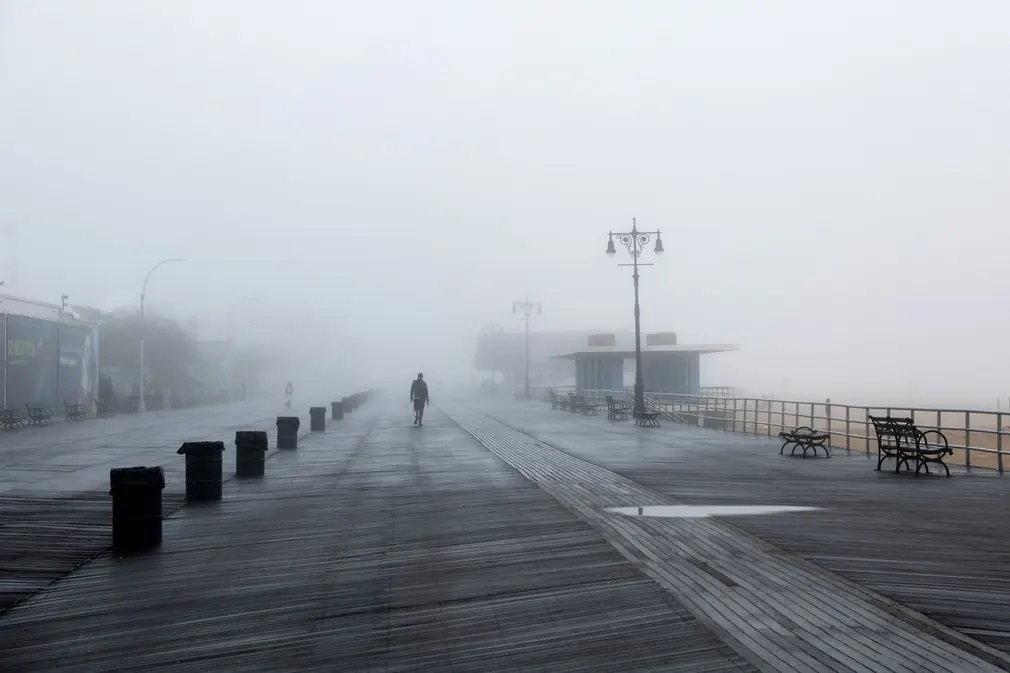 Φωτογραφία ημέρας: περπατώντας στην ομίχλη