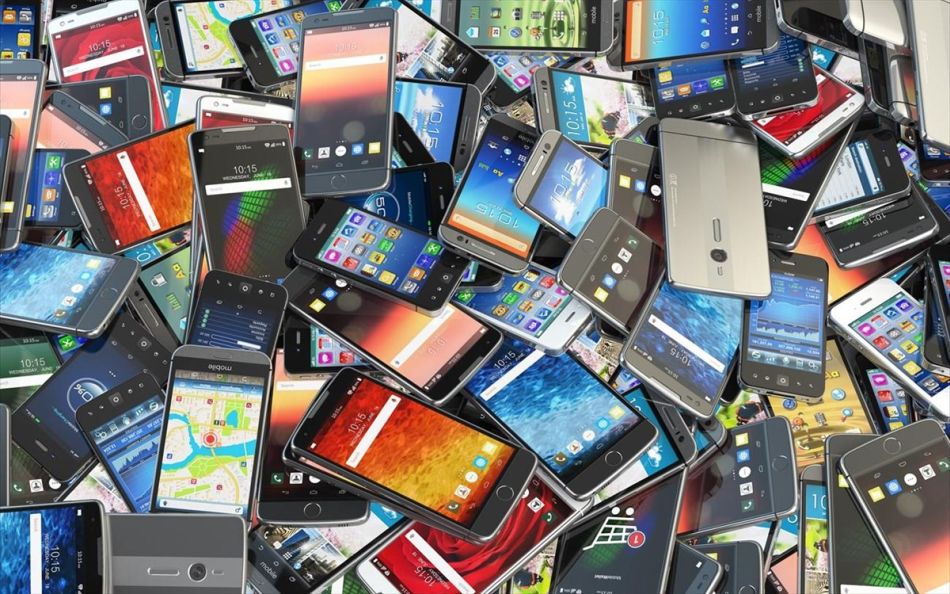 Η ανθρωπότητα θα πετάξει φέτος στα σκουπίδια πέντε δισεκατομμύρια κινητά τηλέφωνα