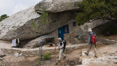 Τα αντιπειρατικά σπίτια της Ικαρίας, κρυμμένα κάτω από βράχους και η μεγάλη ιστορία τους