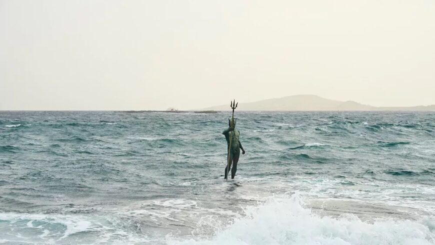Το άγαλμα του Ποσειδώνα που εμφανίζεται ή χάνεται ανάλογα με τη θάλασσα