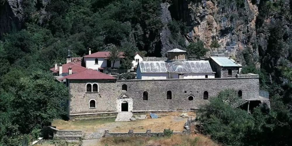 Κόνιτσα: Το μοναστήρι μέσα στη χαράδρα που προκαλεί δέος