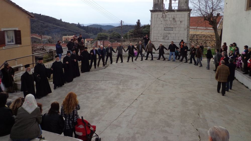 Κέρκυρα: Ο χορός των γερόντων με πρώτους τους ιερείς – Ένα μοναδικό έθιμο της αποκριάς