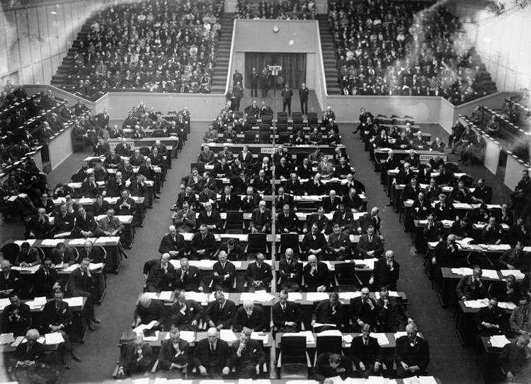 Στις 25 Φεβρουαρίου του 1919 κηρύσσεται με λαμπρότητα η έναρξη των εργασιών λειτουργίας της Κοινωνίας των Εθνών