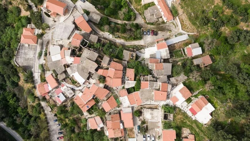 Λεπτόποδα: Το χωριό όπου τα σπίτια είχαν μια τρύπα στην οροφή