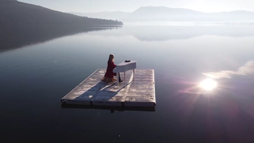 Εντυπωσιακό θέαμα: Η «ιπτάμενη πιανίστρια» στη μέση της λίμνης της Καστοριάς