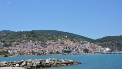 Το ελληνικό νησί που ανήκει στις πιο εμβληματικές κινηματογραφικές τοποθεσίες του κόσμου