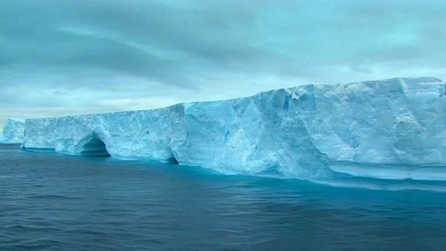 Δύο παγόβουνα μεγάλα σαν το Λονδίνο και την Κορνουάλη απειλούν πλοία και οικοσυστήματα (βίντεο)