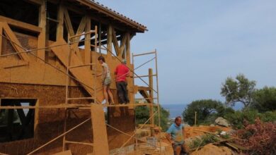 Η Βελγίδα που έφτιαξε στην Κρήτη ένα ξενοδοχείο από χώμα και άχυρα