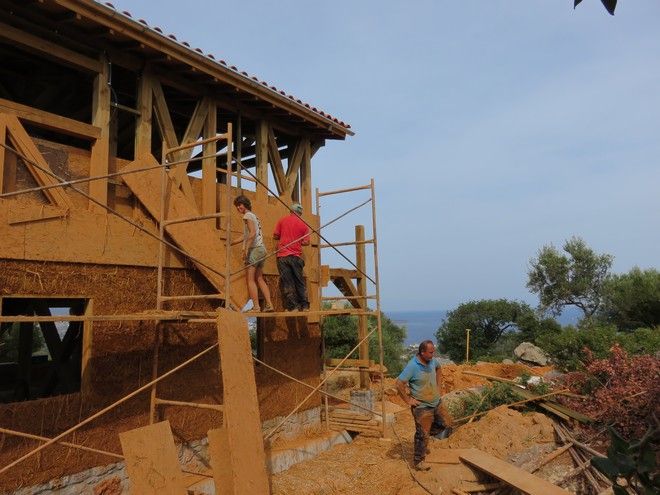 Η Βελγίδα που έφτιαξε στην Κρήτη ένα ξενοδοχείο από χώμα και άχυρα