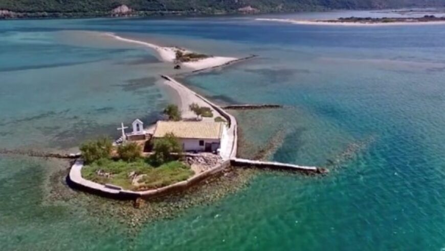 Αν υπάρχει παράδεισος, τότε είναι στην… Ελλάδα και στο Ιόνιο Πέλαγος: Το άγνωστο νησί που είναι όλο μια μεγάλη παραλία και θυμίζει Μαλδίβες! (Video)