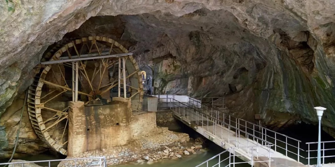 Πέντε εντυπωσιακά σπήλαια στην Ελλάδα και τα μυστικά που κρύβουν