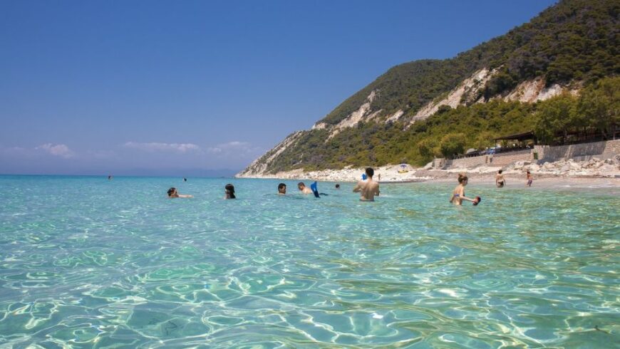 Αχανής παράδεισος: Η απέραντη παραλία της Λευκάδας με τα καταγάλανα κυματώδη νερά και την χρυσή αμμουδιά