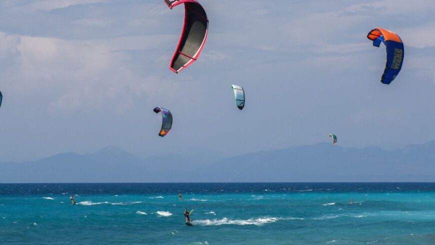 Τμήμα γνωριμίας κι εκμάθησης kite surf από τον Ναυτικό Όμιλο Λευκάδας