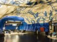 Στοκχόλμη: Το ομορφότερο μετρό του κόσμου που θυμίζει γκαλερί τέχνης, κοσμούν στίχοι του Γιάννη Ρίτσου