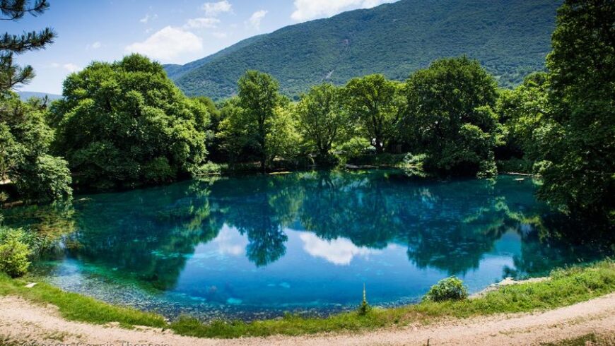 Λίμνη Βηρού: Μία γαλάζια μαγεία λίγα χιλιόμετρα μακριά από τα Γιάννενα