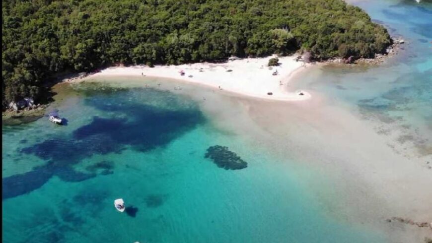 Η εξωτική παραλία της Ηγουμενίτσας με το περίεργο όνομα και το νησάκι που πας με τα πόδια