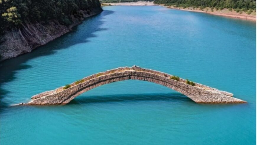 Το γεφύρι του Μανώλη: Το μοναδικό γεφύρι που βυθίζεται τον χειμώνα και εμφανίζεται το καλοκαίρι