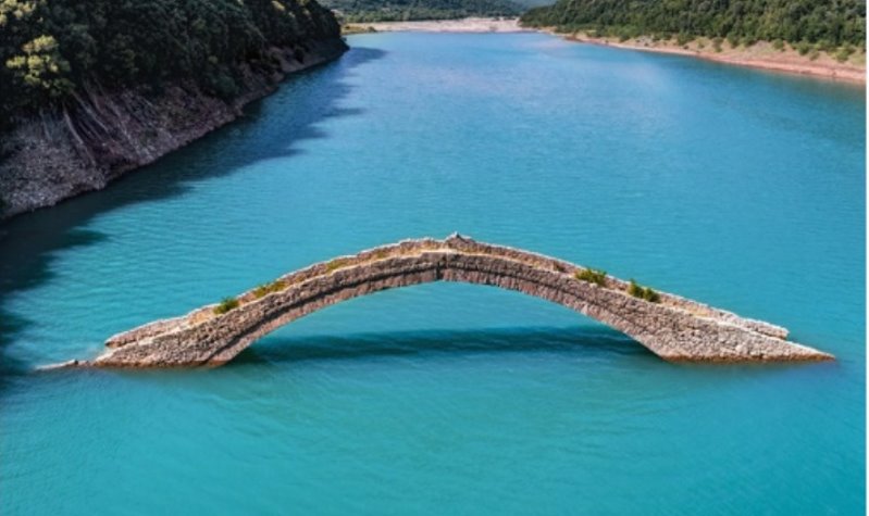 Το γεφύρι του Μανώλη: Το μοναδικό γεφύρι που βυθίζεται τον χειμώνα και εμφανίζεται το καλοκαίρι