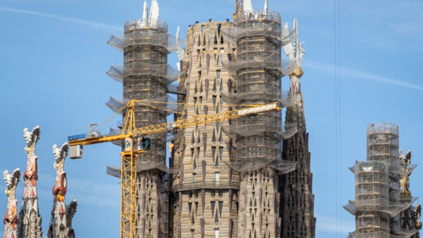 Ένα… «θαύμα» μετά από 140 χρόνια – Ολοκληρώθηκαν οι 5 πύργοι των ευαγγελιστών στη διάσημη Σαγράδα Φαμίλια