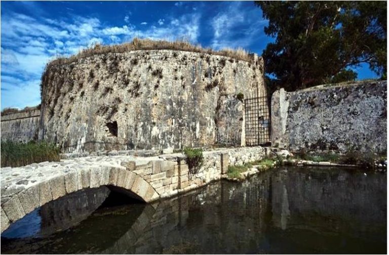 Δρ. Μαρία Λαμπρινού: Υπάρχουν αρχαία δυτικά της δυτικής πύλης του φρουρίου Λευκάδας;