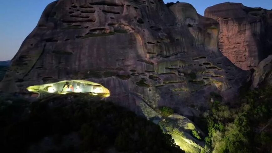 «Το μάτι του Θεού» στα Μετέωρα – Μια εντυπωσιακή φάτνη μέσα σε σπηλιά (video)
