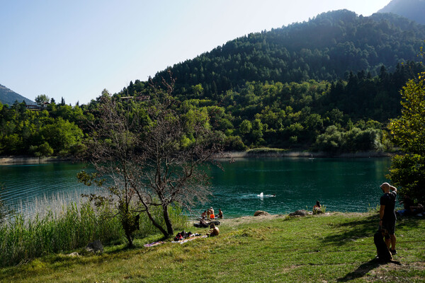 Μια από τις νεότερες Αλπικές λίμνες της Ευρώπης βρίσκεται στην Πελοπόννησο